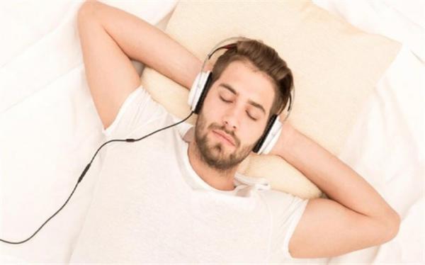 موسیقی قبل از خواب چه بلایی سرتان می آورد؟