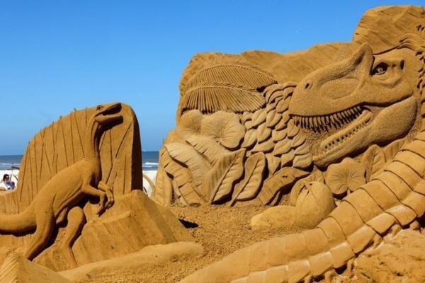 تصاویری از دایناسور های شنی در ساحل ژوراسیک
